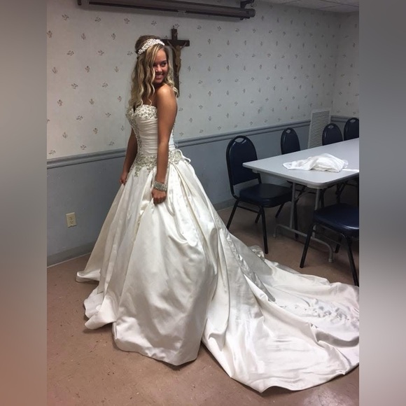 Wedding dress-Allure Elegant Ivory Ball Gown with Beaded Bodice number 9003 - Picture 13 of 16